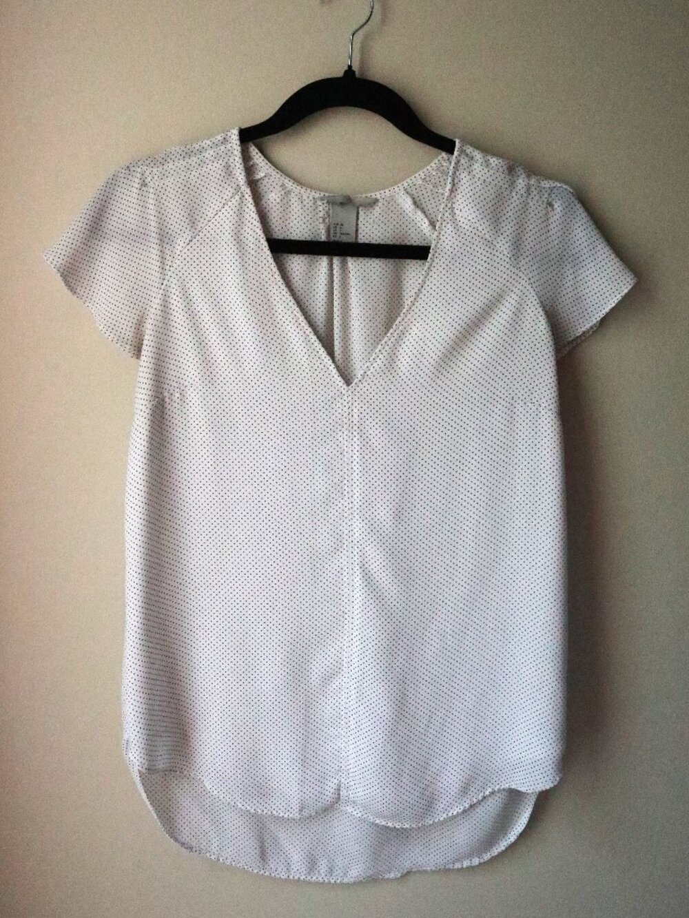 Short-Sleeved H&M Polka Dot Blouse with V-Neckline